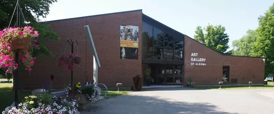 Extérieur de la galerie d'art d'Algoma par une journée ensoleillée