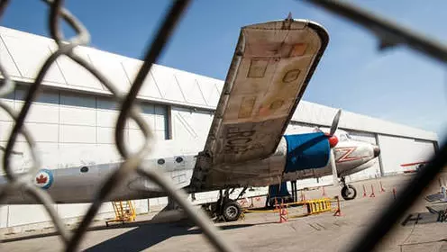 Un avion de l'ARC est exposé devant un hangar