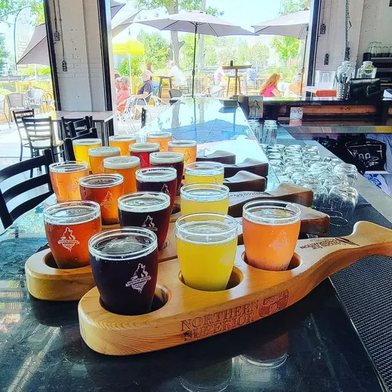 Plusieurs vols de bière de différentes couleurs reposant sur des plateaux en forme de baleine