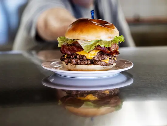 Un chef sert un hamburger juteux dans un restaurant de Sault Ste. Marie.